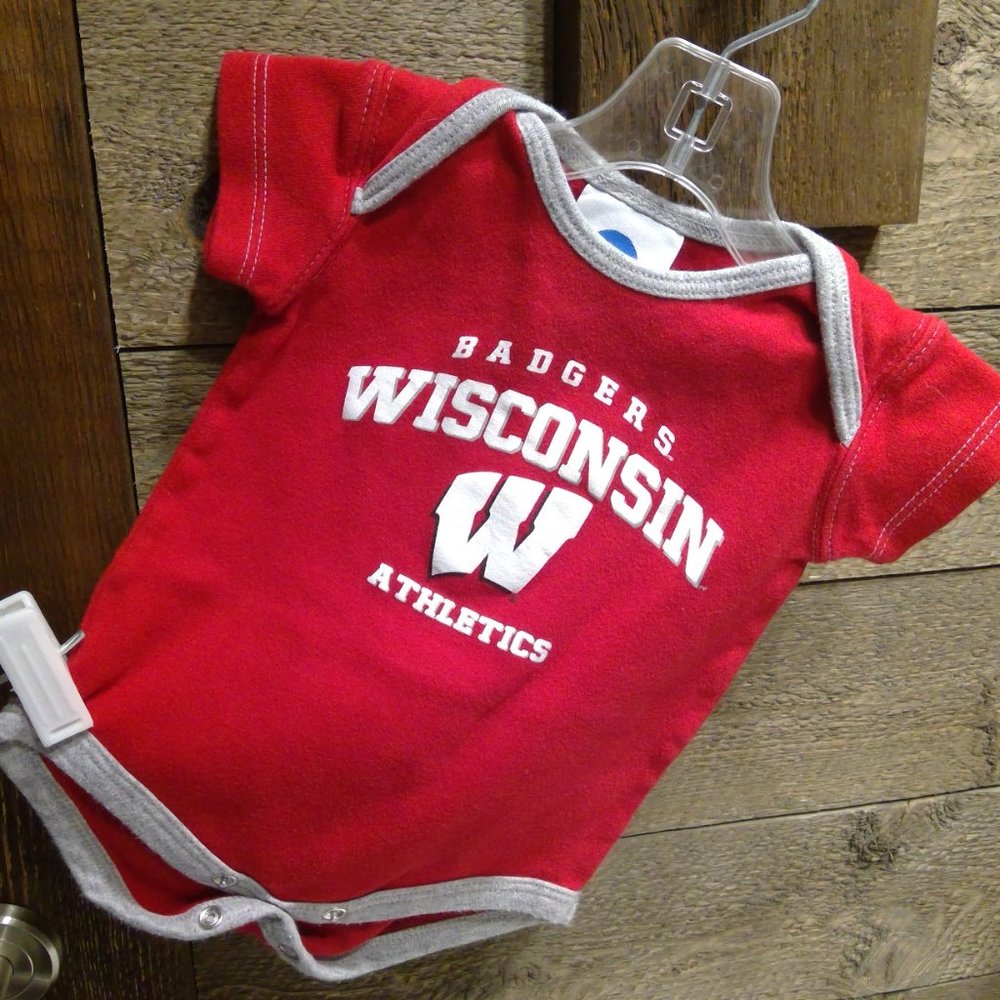 Wisconsin Badgers Baby One Piece 0–3M Red Gray NCAA Bodysuit Quiterstuff